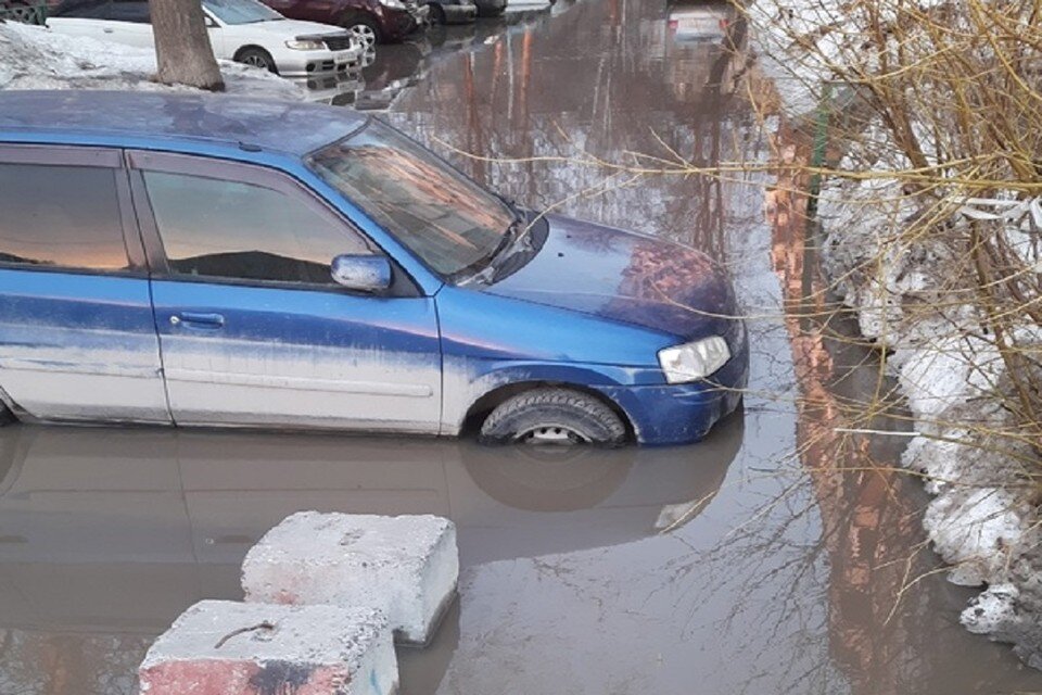     Новосибирцы пожаловались на затопление машин во дворах на Забалуева. Фото: предоставлено Павлом.