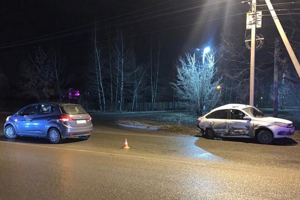     В Липецке в ДТП с «Фордом» и «Грантой» пострадали два водителя и 18-летняя пассажирка  Пресс-служба УМВД Липецкой области.