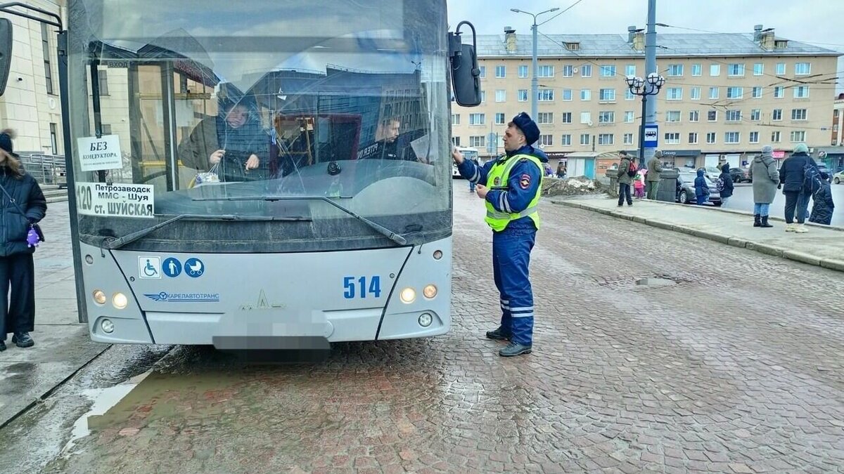     Автоинспекторы проверили больше 90 автобусов в рамках профилактического мероприятия. Об этом сотрудники ГИБДД рассказали в соцсетях.