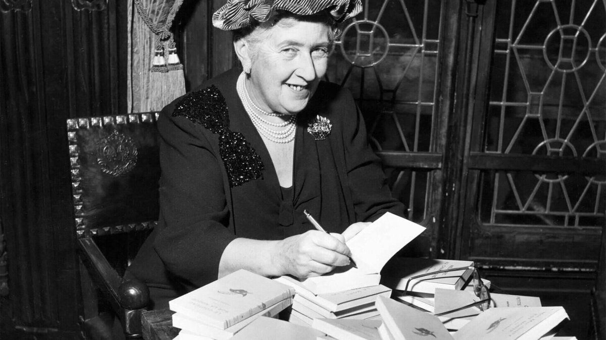     Одно из крупнейших английских издательств с помощью читателей-волонтеров выявило и удалило из текстов классика детективов все потенциально оскорбительные для современного читателя фрагменты.