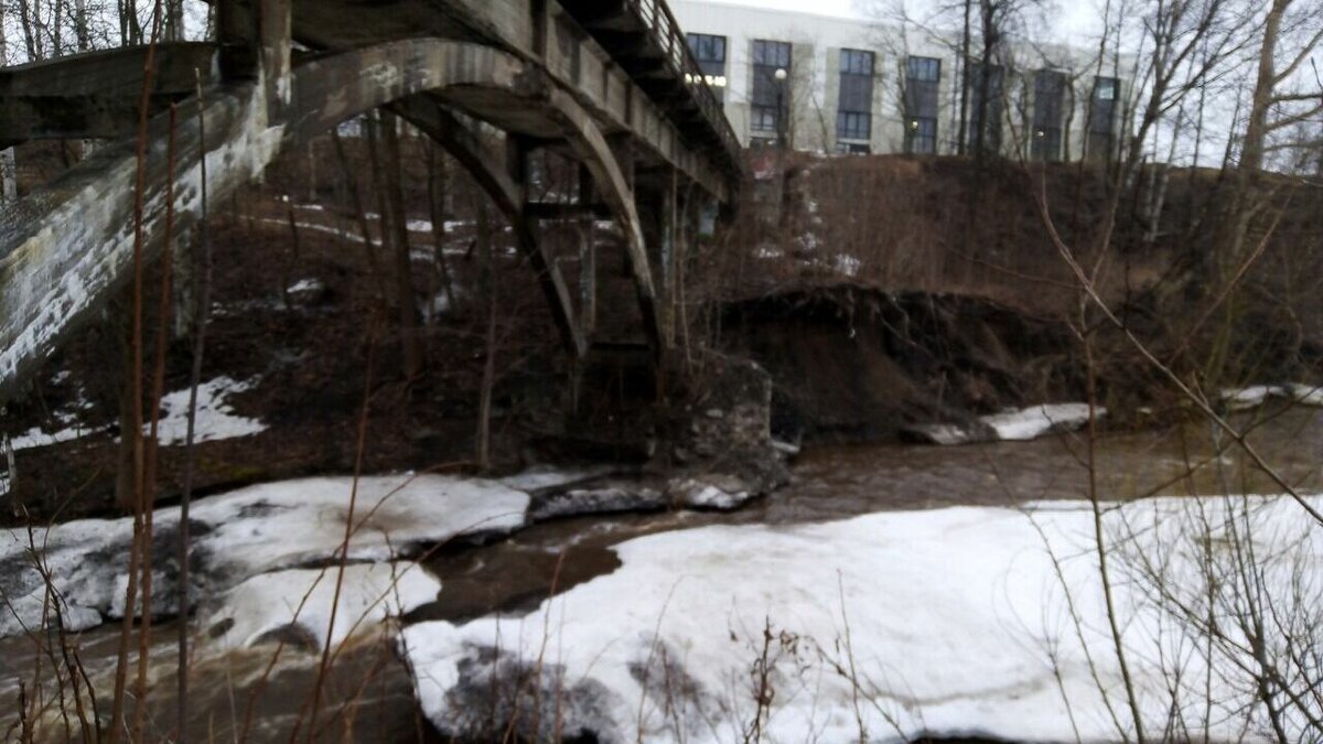     Берег реки размыло водой, из-за чего обнажились конструкции пешеходного моста. Об этом сообщила местная активистка в соцсетях.