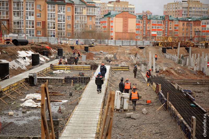    Школа строится в 106-м микрорайоне. Работы начались в ноябре 2022 года. Сейчас объект готов на десять процентов. Сегодня на стройке побывал депутат Госдумы Алексей Канаев.