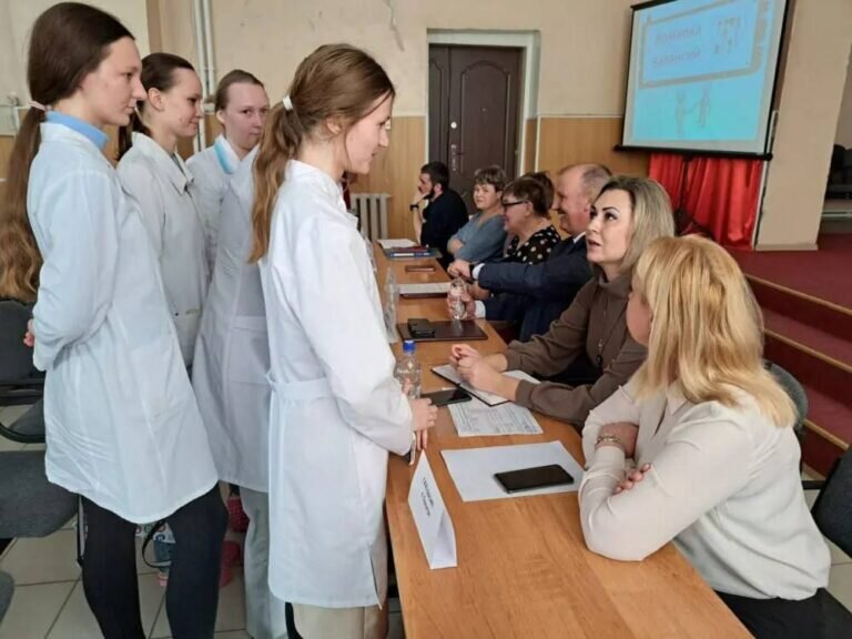    В Грачёвском районе фельдшеру предлагают трёхкомнатную квартиру, транспорт и доплату Андрей Севостьянов