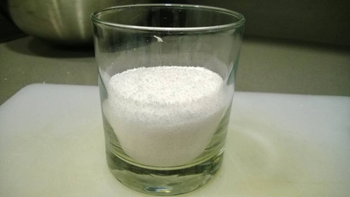 Вода мука сода сахар. Полстакана соли. Стакан воды с солью. Соль в стакане. Полстакана муки.