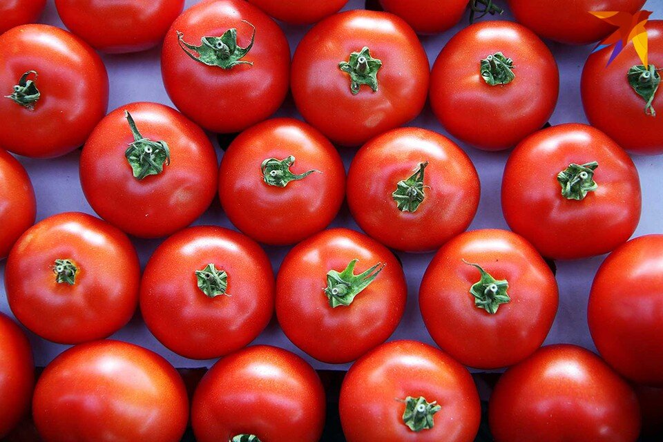     Обычно весной турецкие помидоры дешевле белорусских, но не в этом году. Павел МАРТИНЧИК