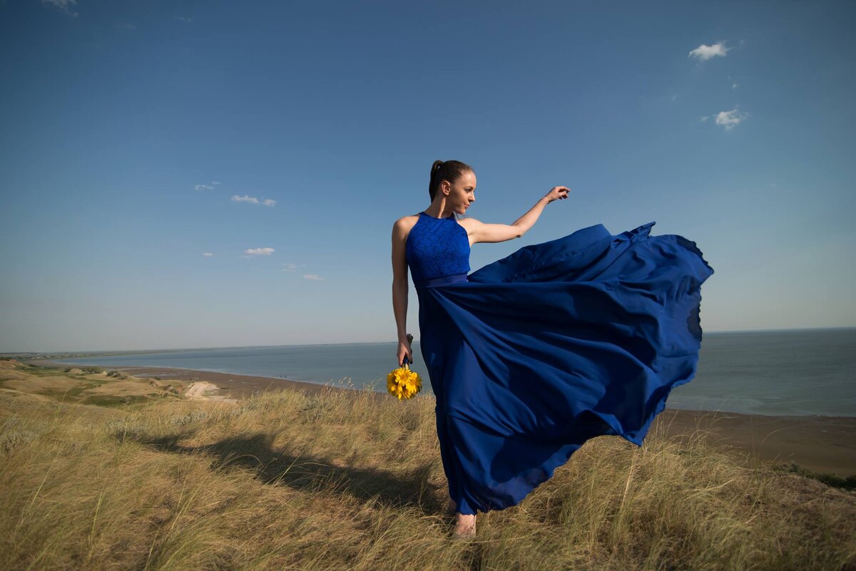 Это нарядное платье для клиентки пошито как раз в те времена