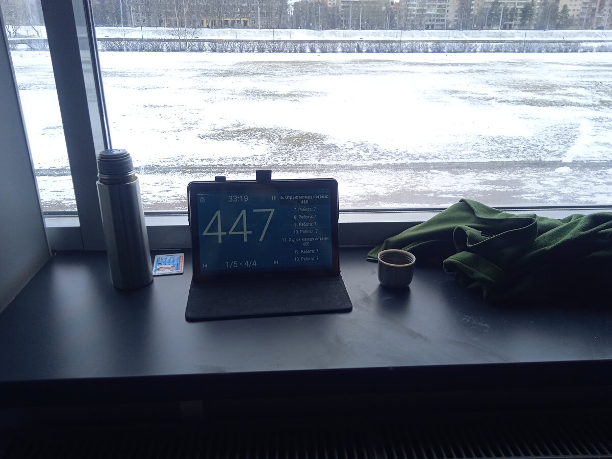 Такой вот утренний "огород" в зале на подоконнике) Фото автора