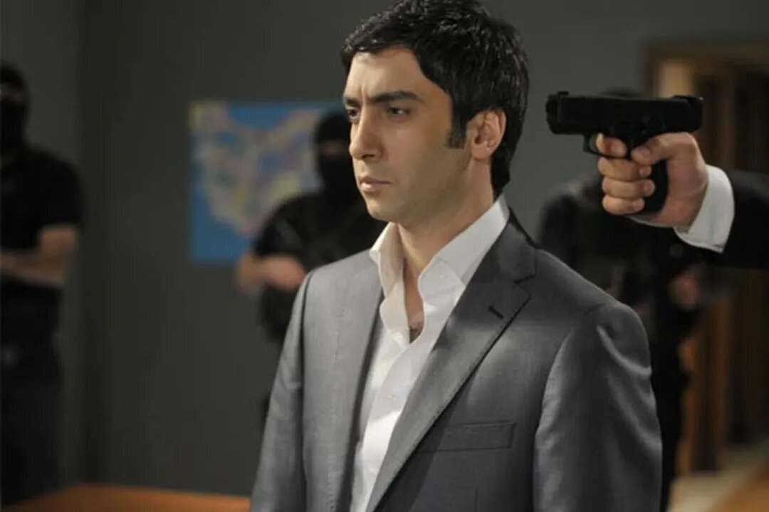 Актер Нихат Кантемир, снимавшийся в одном из самых известных турецких сериалов “Kurtlar Vadisi Pusu” (Долина волков. Западня) был застрелен неизвестными