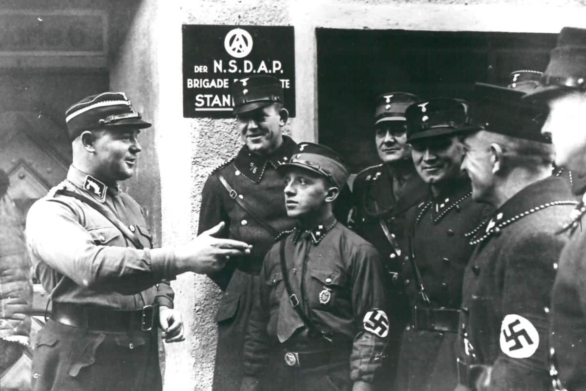 30 июня 1934 г. Адольф Гитлер в ходе «Ночи длинных ножей» расправился с оппозицией

В 1933 г.