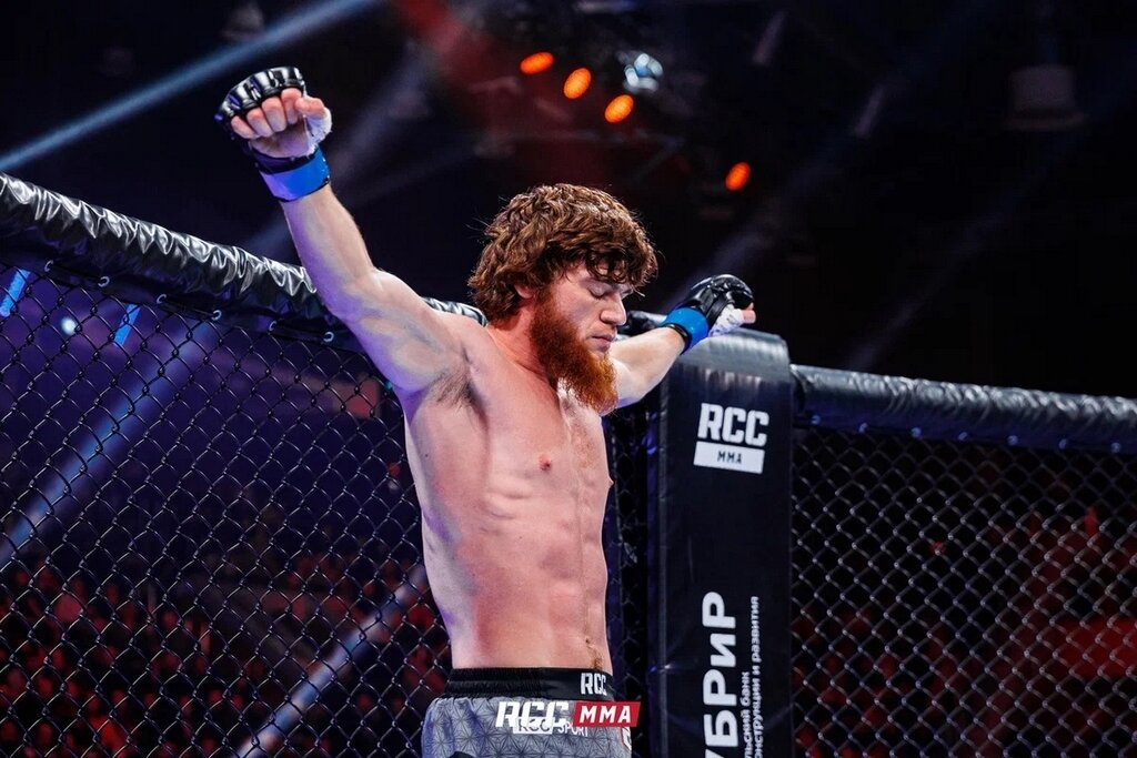 Новоиспеченный боец UFC Шарабутдин Магомедов, более известный как «Шара Буллет», сообщил, что дважды проходил допинг-тесты для USADA.

«В первый раз они приехали, когда я был в Москве. Они прибыли в одну гостиницу, а я уже переехал в другую, и они меня искали. Хорошо, что позвонили. Приятно был удивлен, потому что я их ждал. Это важный для меня пункт – пройти этот контроль. За две недели два раза проверили: в Махачкалу приехали и в Москве проверили. Надеюсь, всё нормально.

Мне нравится, что сейчас в UFC все на равных условиях, меня это больше мотивирует. У меня не было знаний по химии больших, не было диетологов, людей, которые меня вели. По мере своих возможностей выигрывал бои.

Знаю, что в России много таким пользуются, у всех чуть ли не лаборатории свои. Тяжело с ними в этом соперничать – у меня в школе «двойка» по химии была, я даже таблицу Менделеева не выучил.

Но чуть напрягает USADA, потому что в телефоне целая программа, в которой надо отмечать, куда ты поехал, где на ночь остался. Про режим им нужно постоянно свой говорить. Такой контроль, будто родительский, чуть напрягает», – сказал дагестанский боец.