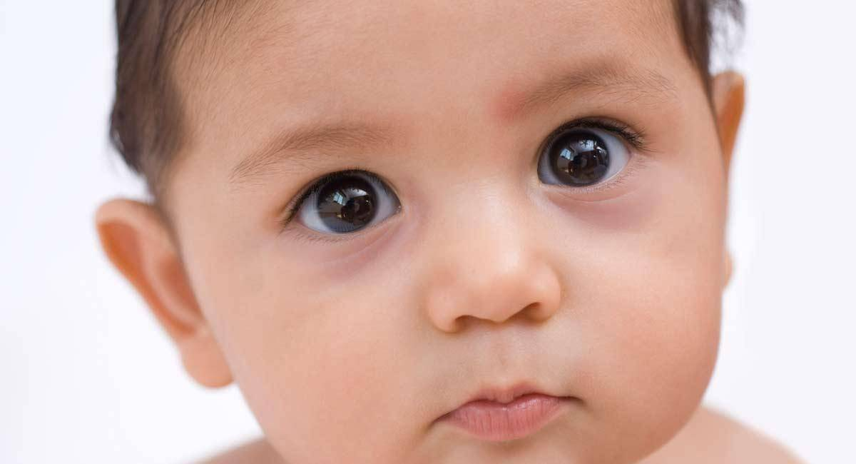 Почему у ребенка голубые глаза. Тёмные круги под глазами у грудничка. Мешки под глазами у ребенка. Круги под глазами у ребенка.
