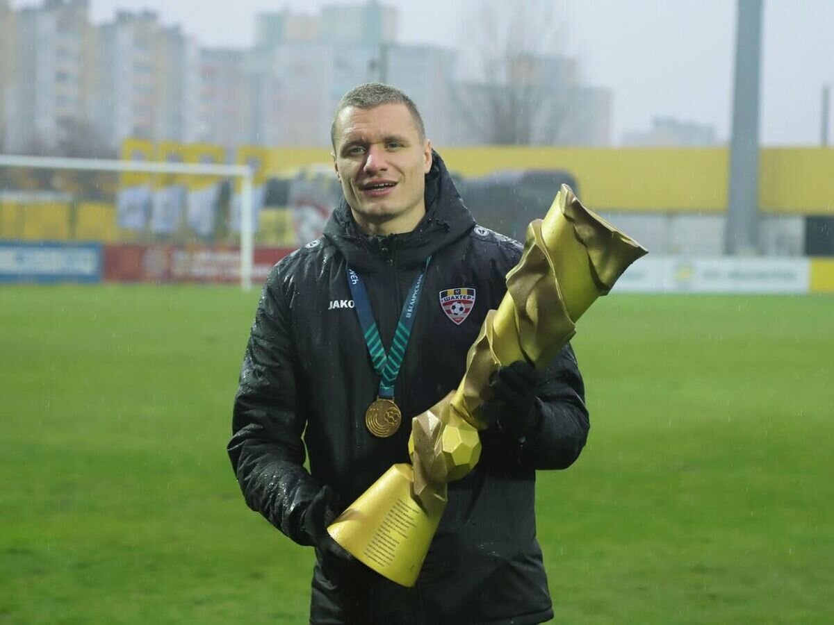   Никола Антич с трофеем чемпионов Белоруссии, 2021 год© Фото : Соцсети ФК "Шахтер" Солигорск