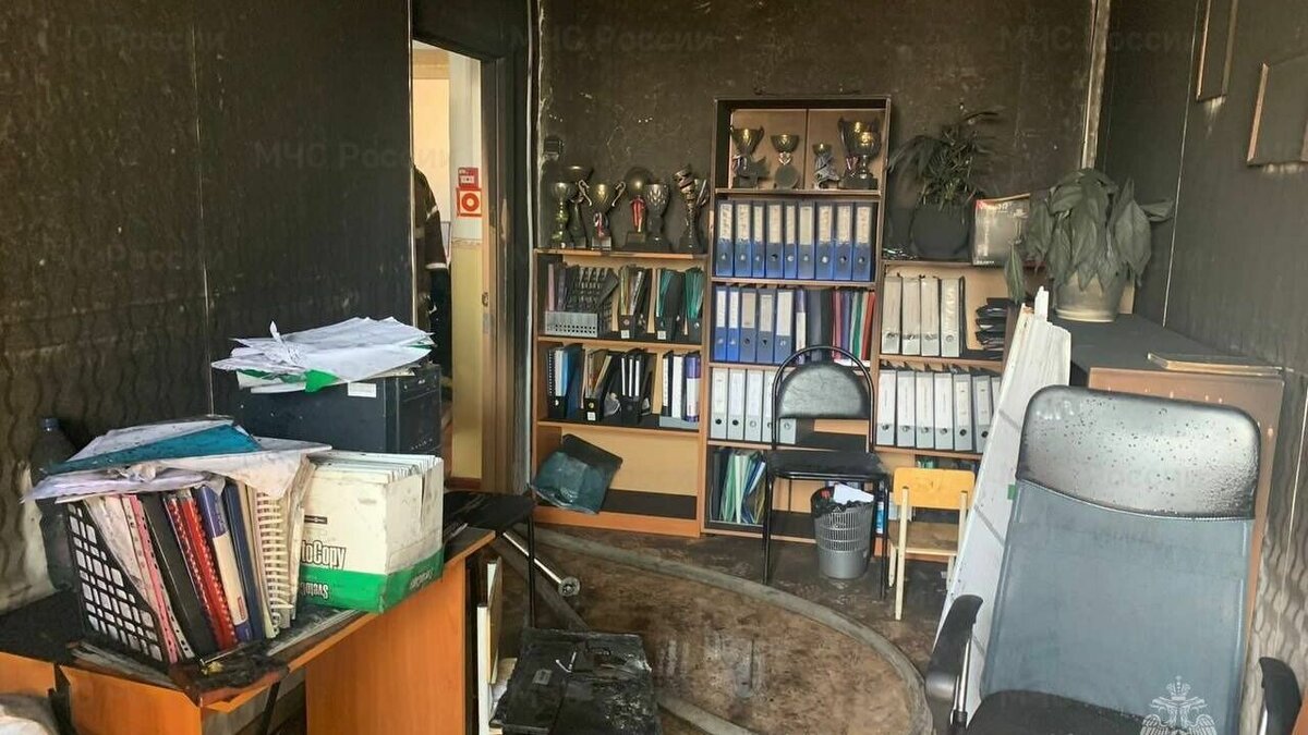     Во Владивостоке пожарные МЧС России ликвидировали возгорание в детском саду на проспекте 100-летия Владивостока. В 13:50 поступило сообщение о пожаре в двухэтажном здании. Уже через 9 минут на месте работали огнеборцы. Персонал учреждения устроил эвакуацию из здания 206 человек, включая 180 детей.