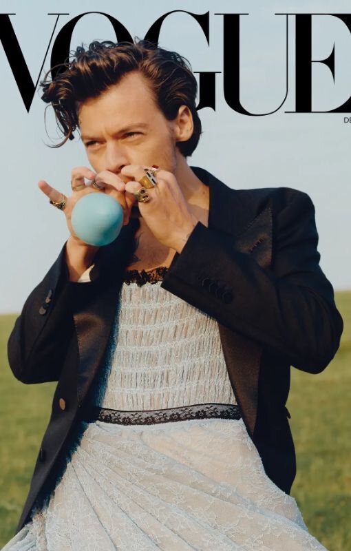 Смелости носить традиционно женскую и нарочито инфантильную одежду Стайлсу прибавил стилист Гарри Ламберт