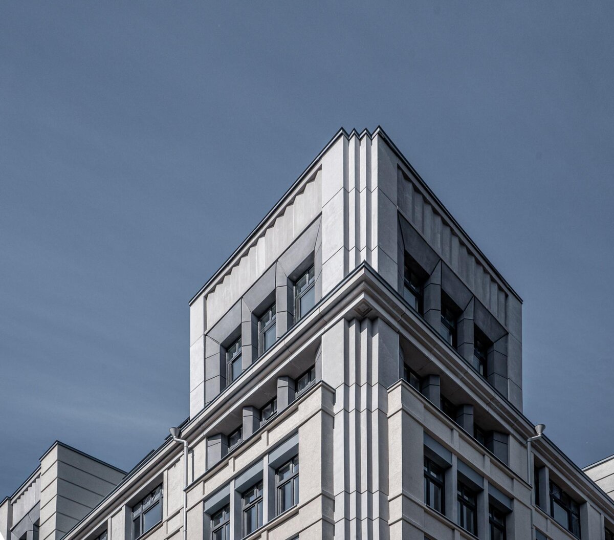 Фамильный дом “Болконский” на 11-ой Красноармейской, 11, окружен зданиями в стиле “северный модерн”. Чтобы подчеркнуть эту особенность, мы выбрали для него сложную архитектурную композицию с ризалитами, эркерами, парапетами и люкарнами, характерными для этого уникального стиля.