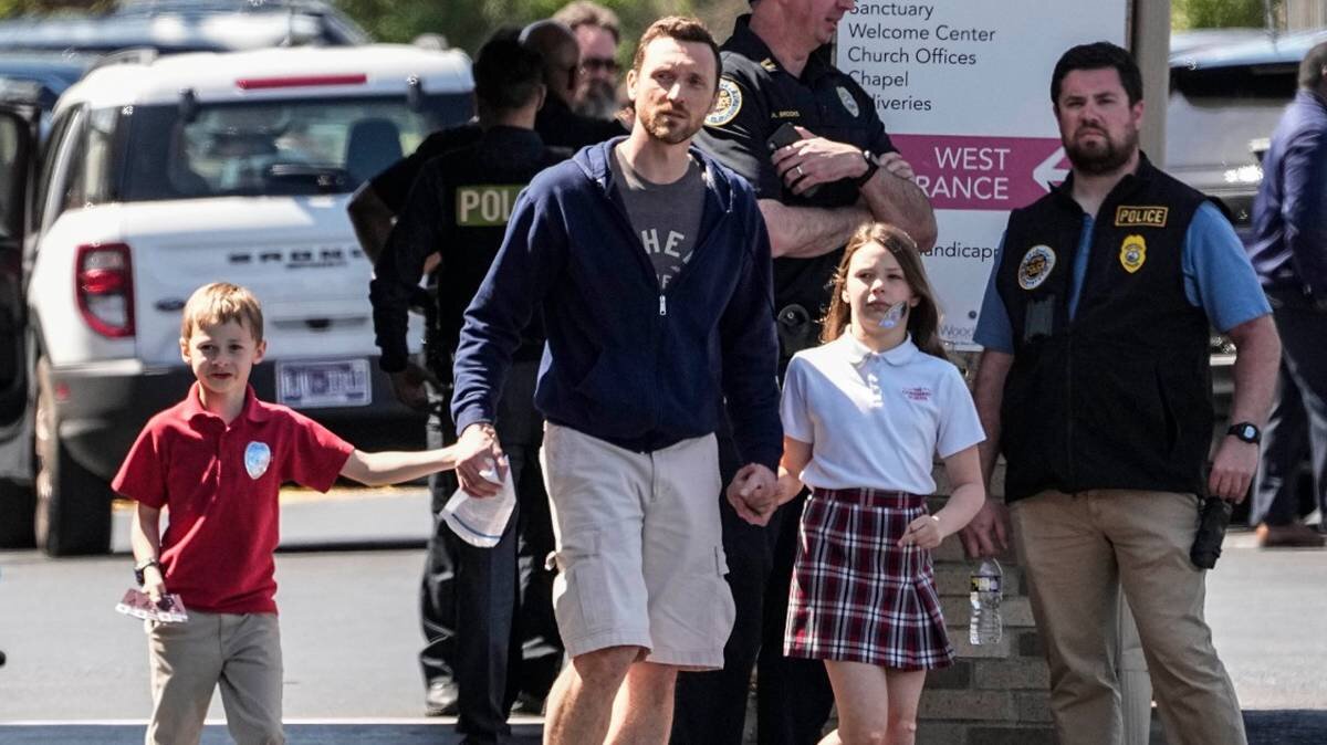    Учителя вместе с детьми спрятались в лесу и в церкви недалеко от школы. Они вышли из укрытия, когда приехала полиция / Фото: John Bazemore / AP / ТАСС