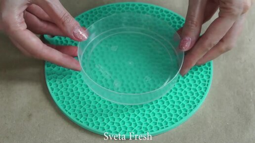 А что если стеклянные кабошоны залить смолой. Покажу вам результат ...