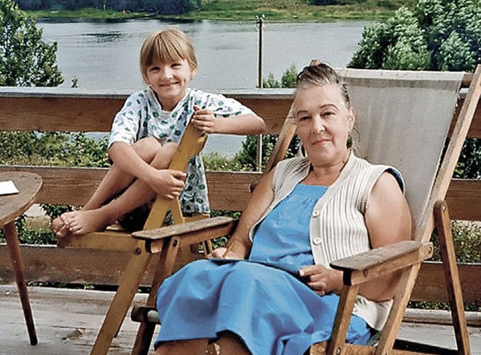 Александра Завьялова с внучкой Дариной. Фото: grigoriylyamaev.ru