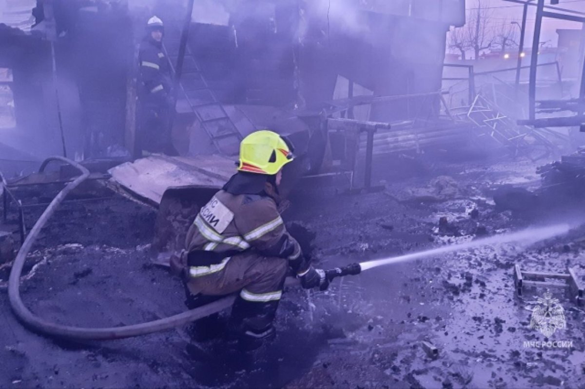    В Хабаровске на улице Металлистов горел двухэтажный магазин