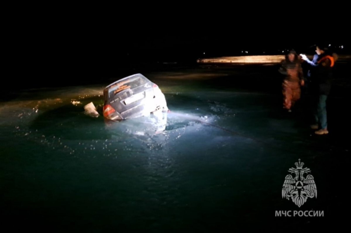    Автомобиль провалился под лед на Байкале вечером 29 марта