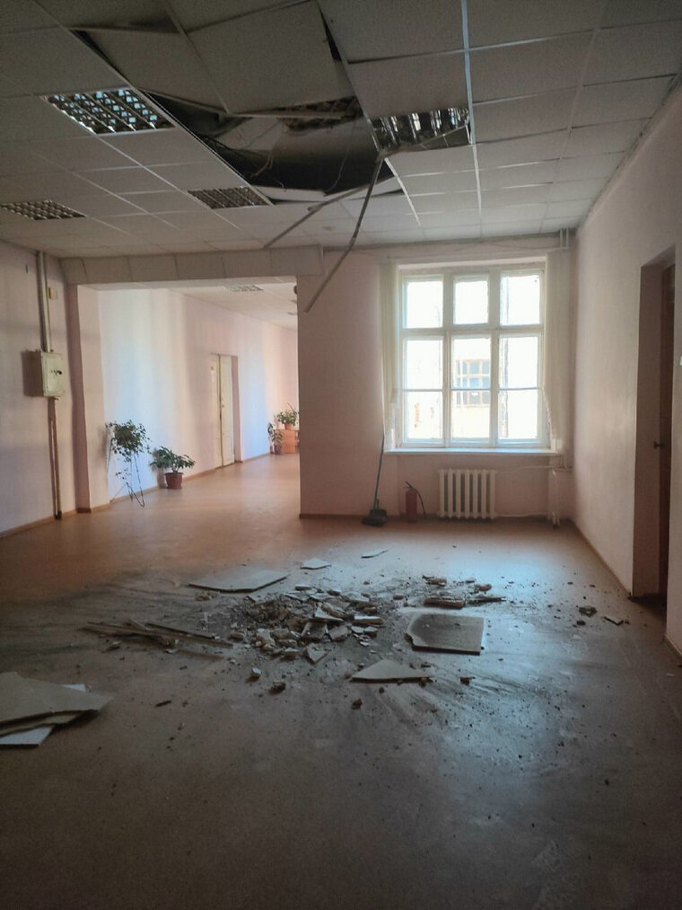    Судя по фотографии, обрушение было достаточно сильным
