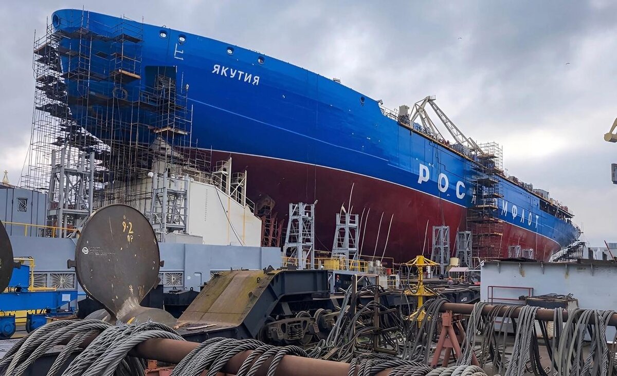 Ледокол «Якутия», спущенный на воду в ноябре 2022 года, самый настоящий гигант длиной более 170 метров и массой почти 17 тысяч тонн