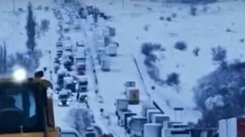     Более тысячи машин остаются в пробке на трассе М-4 «Дон». Затор образовался в результате сильного снегопада, обрушившегося на регион 30 марта. В четырех районах Ростовской области ввели режим ЧС.