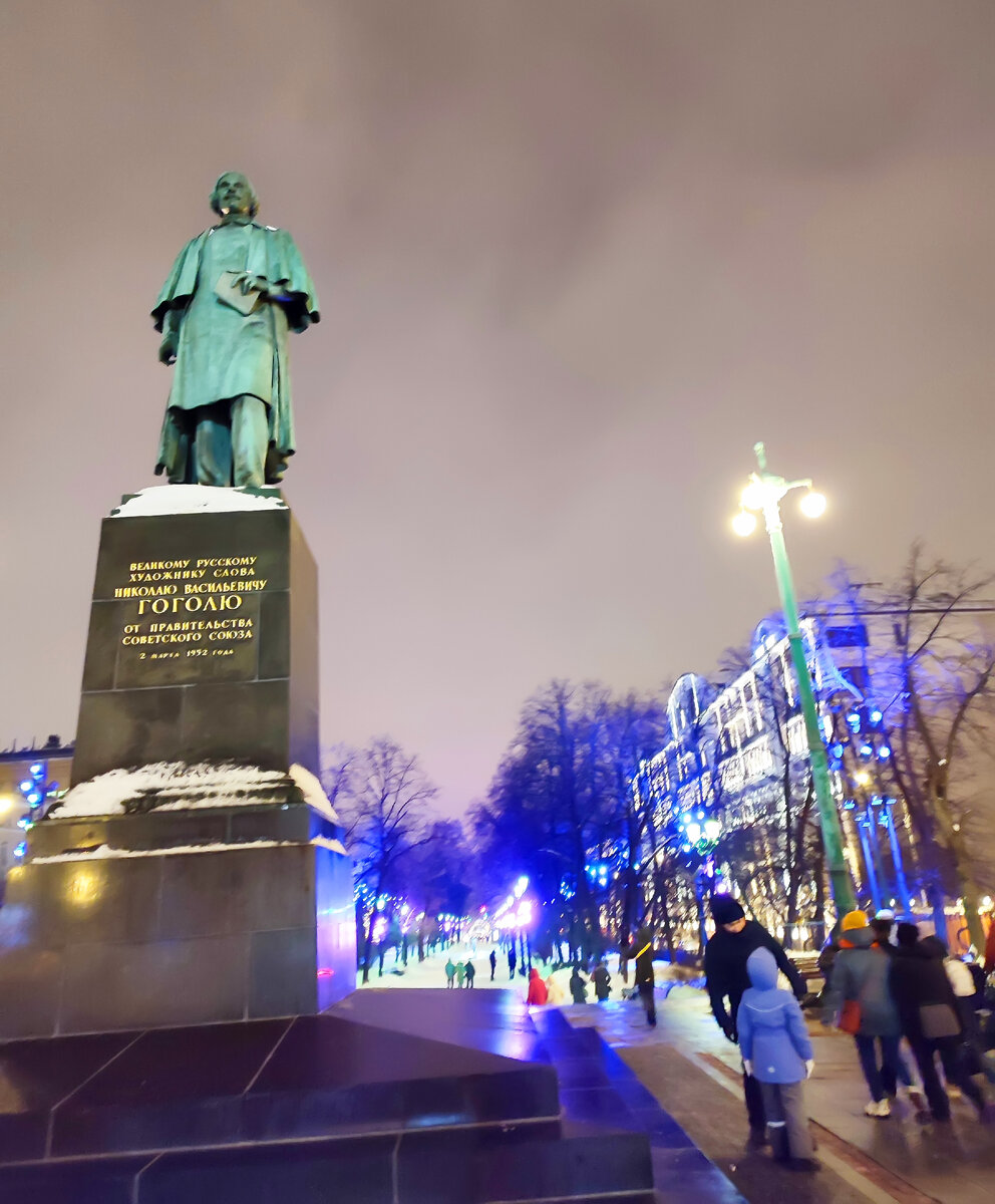 памятник гоголю на гоголевском бульваре в москве