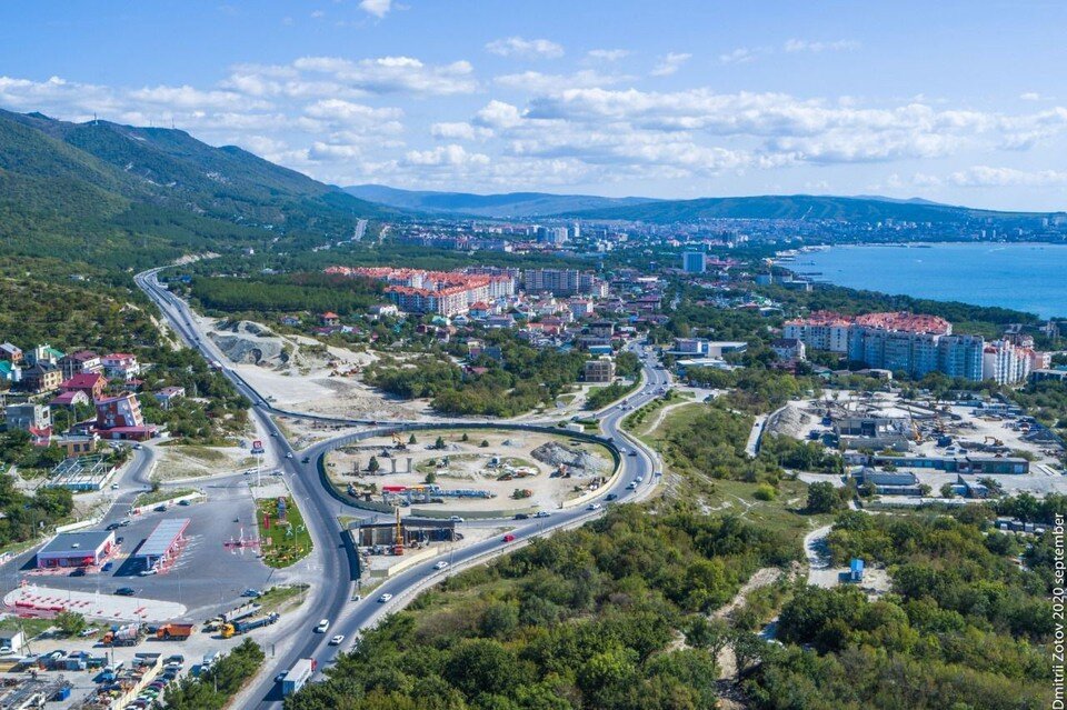     Дорожники Кубани первыми в стране переходят на летний режим работы. Фото: t.me/avtodorgk