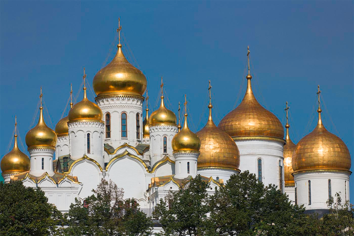 Церковь с большой буквы. Церковь с золотыми куполами в Москве. Золотые купола Иверского собора. Золотые купола Московский храм Преображения Господня.