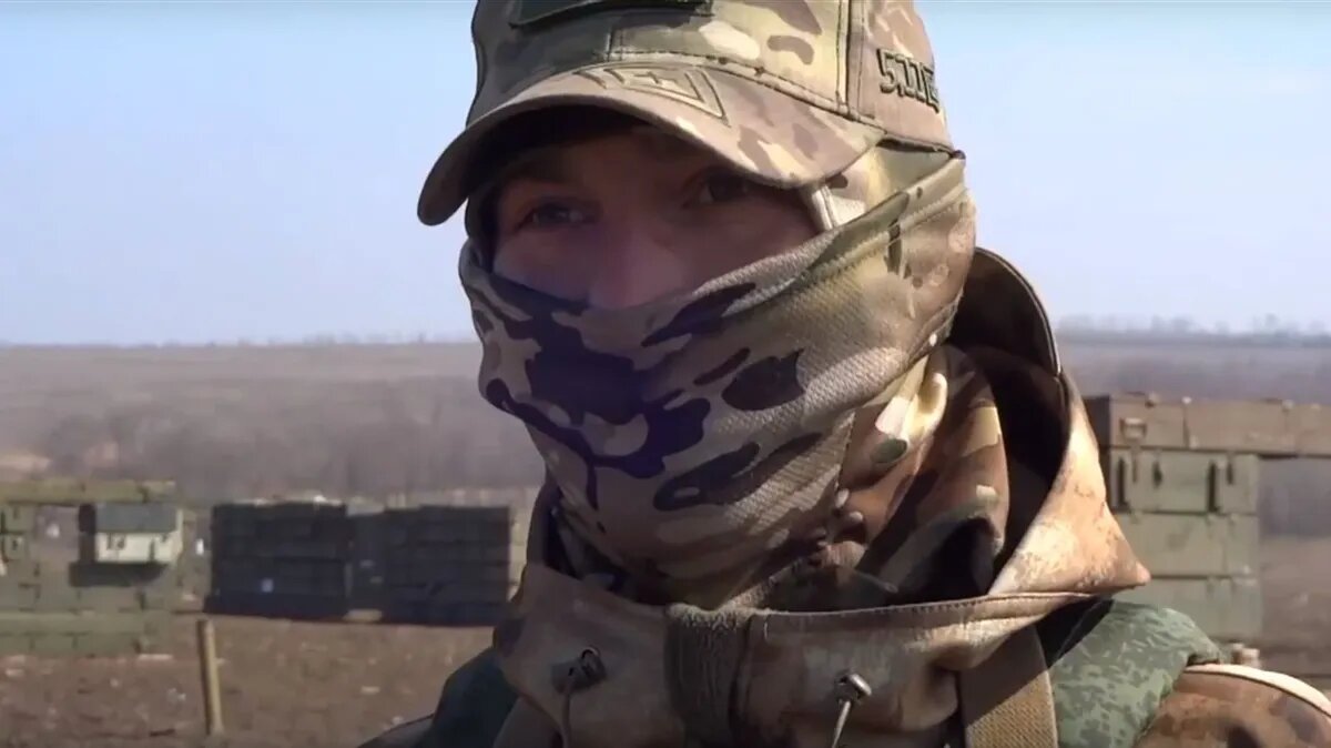 Военнослужащий настроен серьезно и отправился служит для защиты близких. Фото: кадр из видео