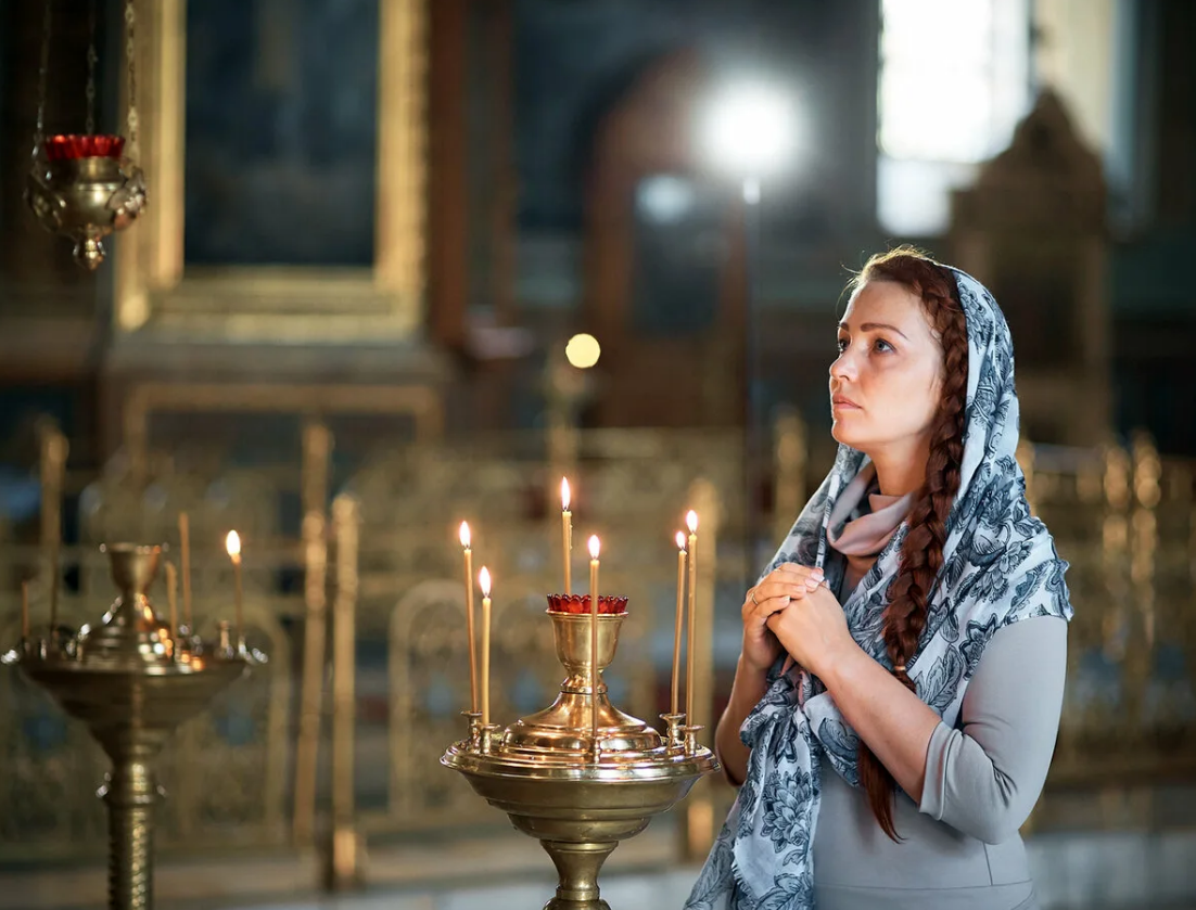 православные молятся в храме. красивые девушки в церкви. женщина молится в храме. женщина молится в храме. человек молится в храме.