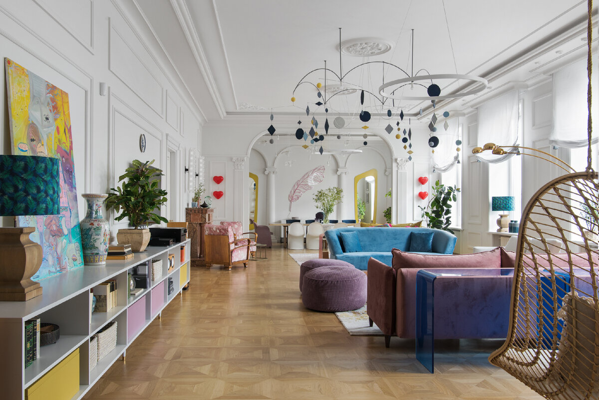 Общий вид парадной части квартиры со стороны прихожей.