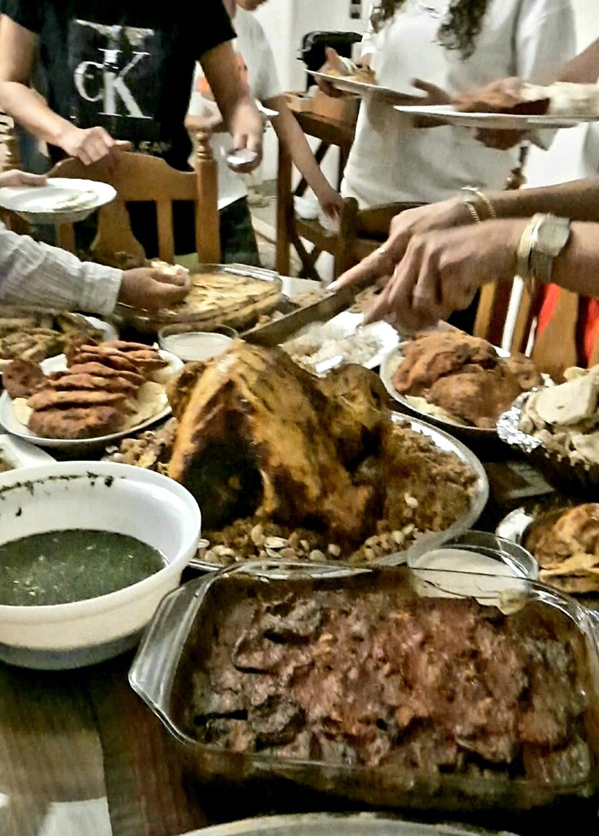 Здесь королева стола - индейка, на переднем плане закуска из баклажанов (меса-а и египетская молохея). 