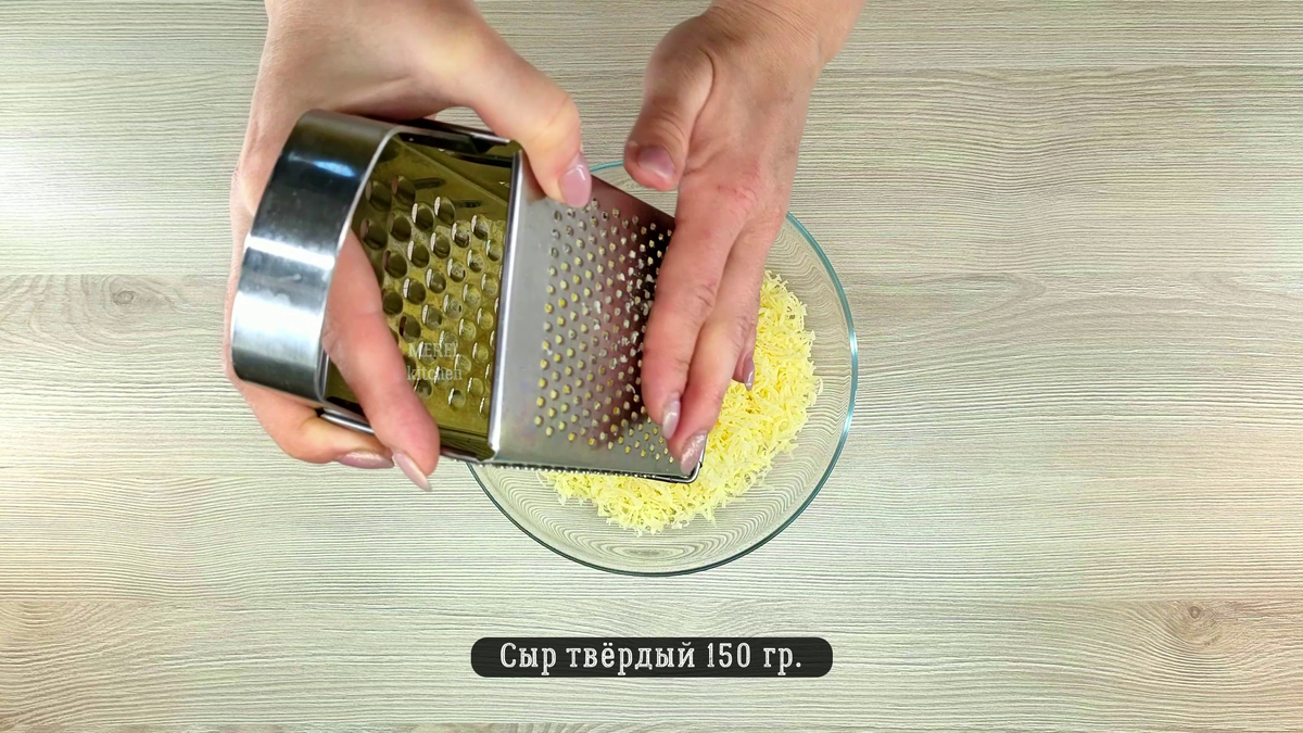 Дорогие читатели, сегодня хочу поделиться с вами очень вкусным рецептом! Я тут недавно узнала, что мой любимый салат "Мимоза" можно готовить и по-другому - в рулете!-6