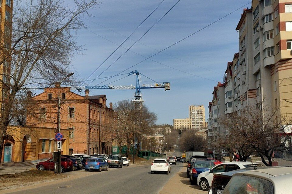     Кран стоит на этом месте уже несколько лет и пугает жителей города Оксана ШЕМЕТОВА