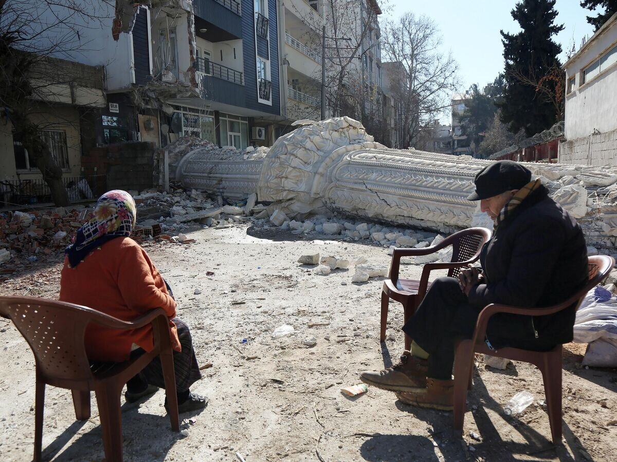    Жители на улице пострадавшего от землетрясения турецкого города Адыямана© Sputnik / Сертач Каяр