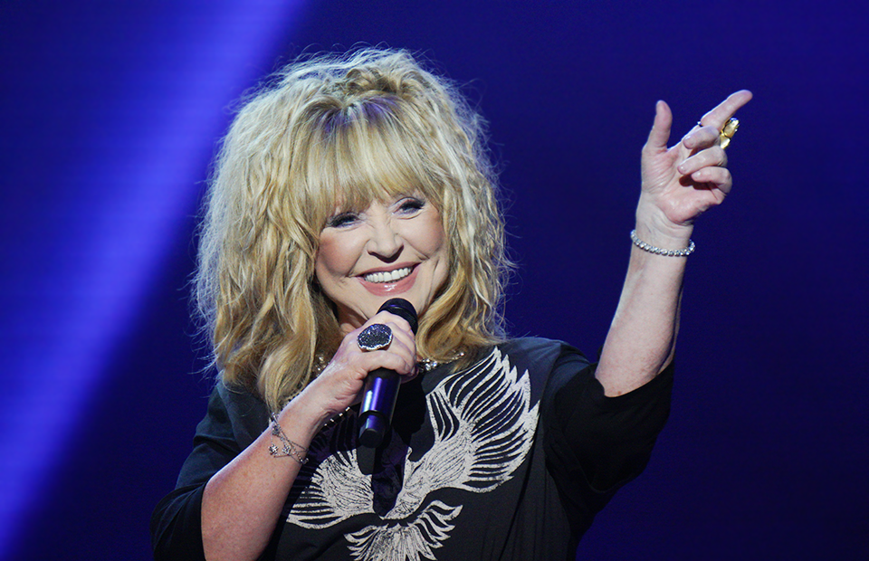 Алла Пугачева – это королева русской эстрады. Она начала свою карьеру в 1965 году и с тех пор стала одним из самых популярных и влиятельных российских исполнителей. Ее голос и талант узнаваемы во всем мире, а ее песни стали классикой русской музыки. Самые известные композиции Пугачевой – это "Миллион алых роз", "Позови меня с собой", "Золотые купола" и многие другие.