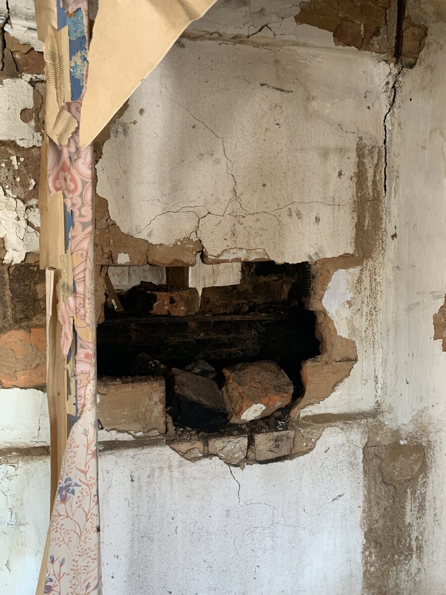 Русская печь без вмешательства вандалов иногда остается стоять в старинных заброшенных домах дольше всего ибо тогда умели строить