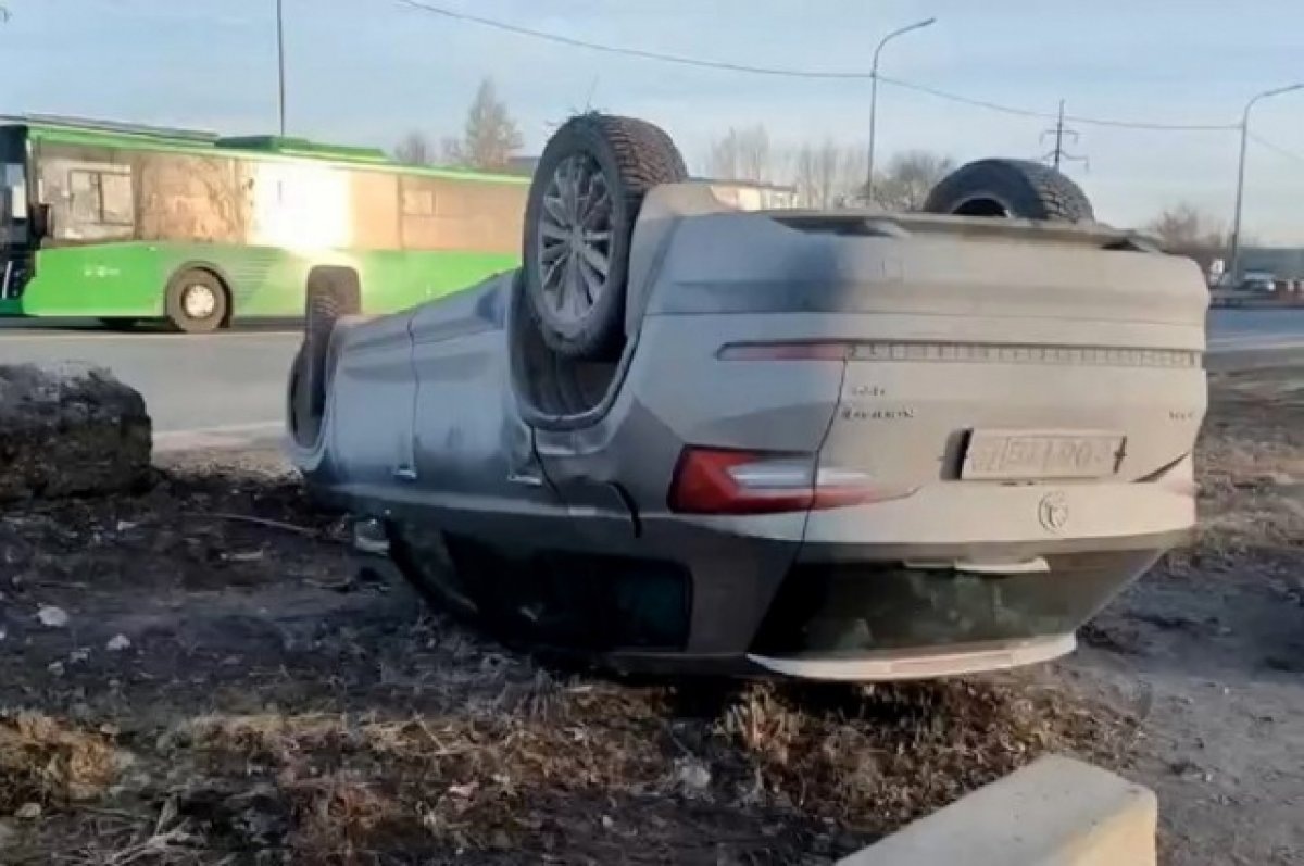    В Тюмени на улице Чекистов перевернулась иномарка