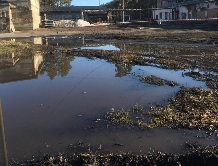    Жители сообщают, что не могут избавиться от лужи четыре дня