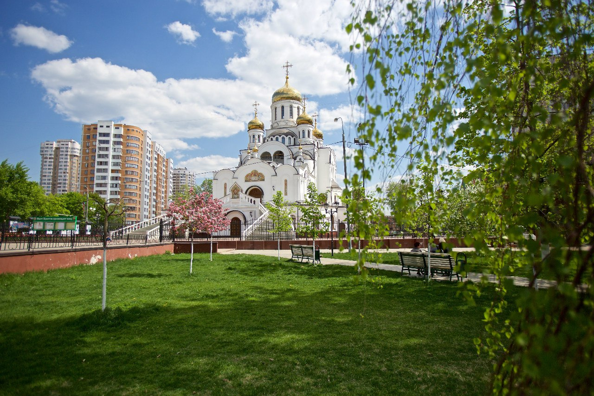 Реутов какая. Храм Троицы Живоначальной в Реутове. Храм Казанской иконы Божией матери Реутов.