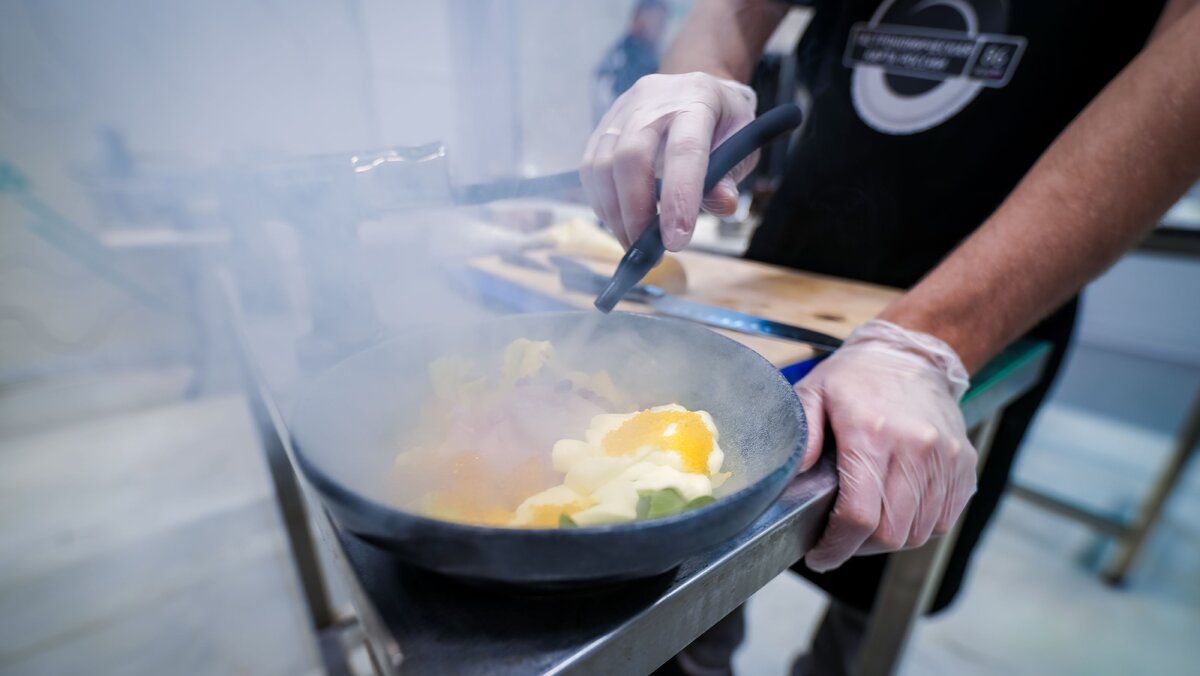    Докажут, что могут нарезать морковь идеальным кубиком: в Югре стартовал чемпионат профмастерства «Профессионалы»