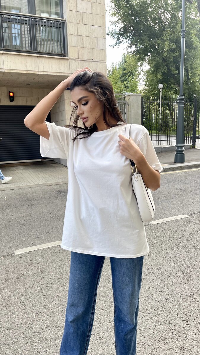 Классические джинсы и белая футболка