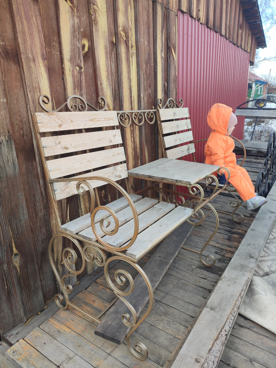 Лавку и кресло-качалку в прошлом году муж сделал
