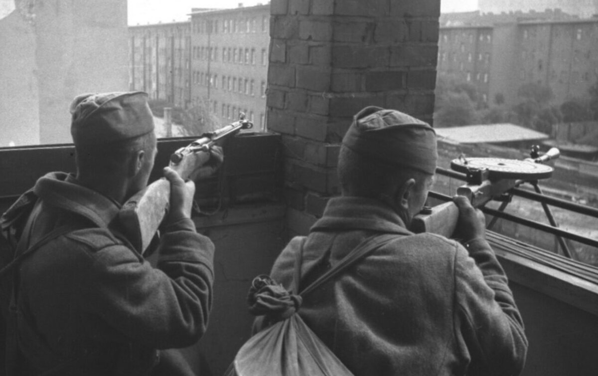 Советские солдаты ведут огонь со здания в Берлине.