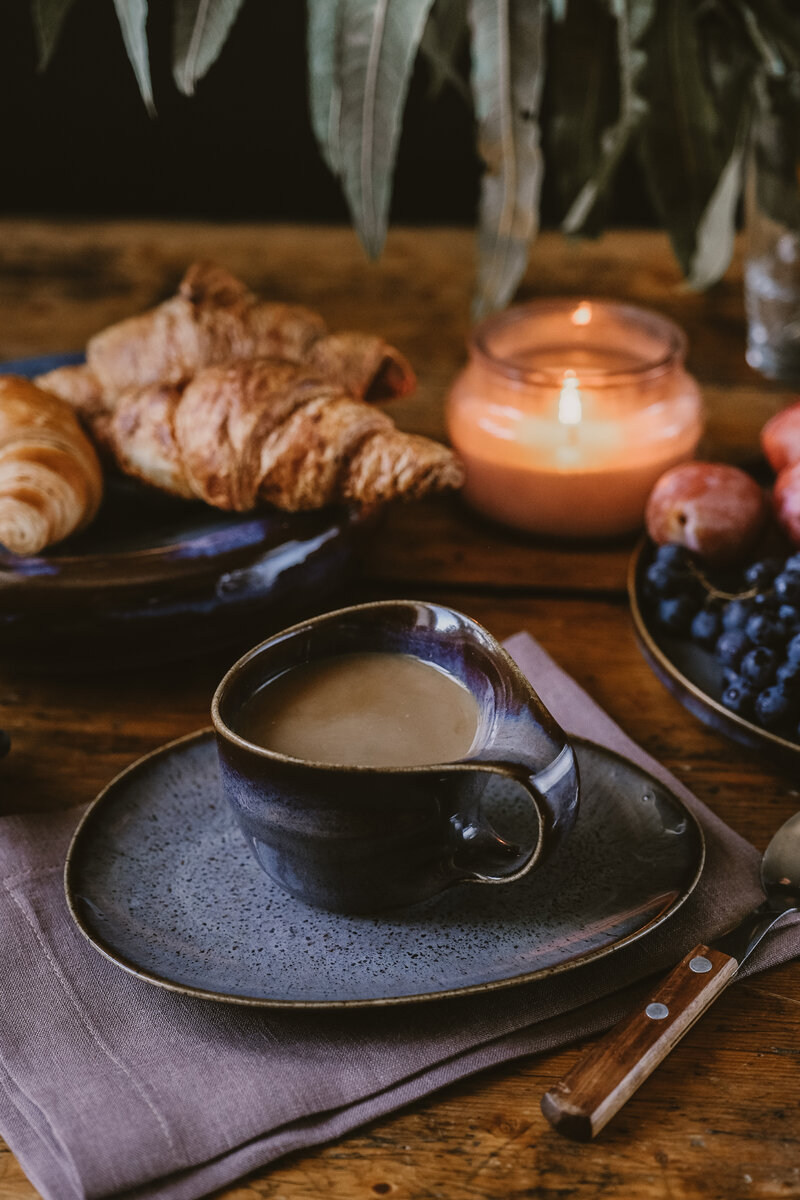 На фото серия "Лихолесье" Мастерской дизайнерской посуды "VELES": Кружка фригг 200 мл и овальное блюдце