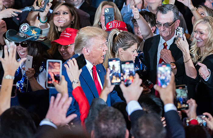    Дональд Трамп приветствует своих сторонников на пресс-конференции в резиденции Мар-а-Лаго. СШАAndres Leiva/USA TODAY/Reuters