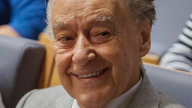     Тот, кому в жизни довелось встречаться с известным поэтом Андреем Дементьевым, может подтвердить, что этот человек был очень доброжелательным в общении, лишенным так называемой «звездной болезни». А ведь его творчество знали все в СССР, он был невероятно популярен.