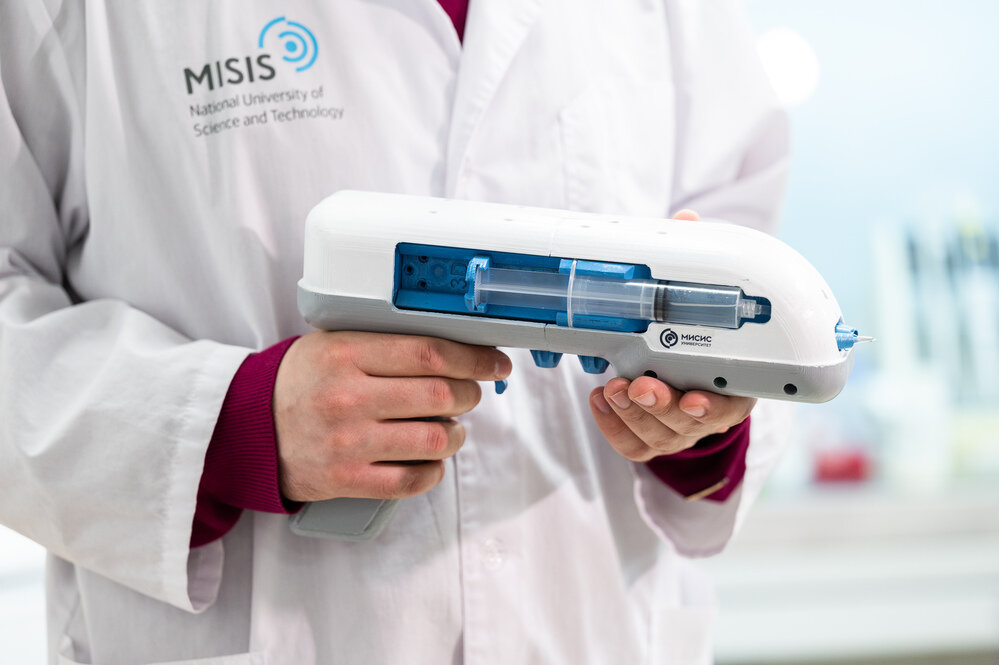 В Университете МИСИС представили первый в России «тканевой пистолет», который может останавливать кровотечения и запускать регенеративные процессы при ранениях легкой и средней степени тяжести.